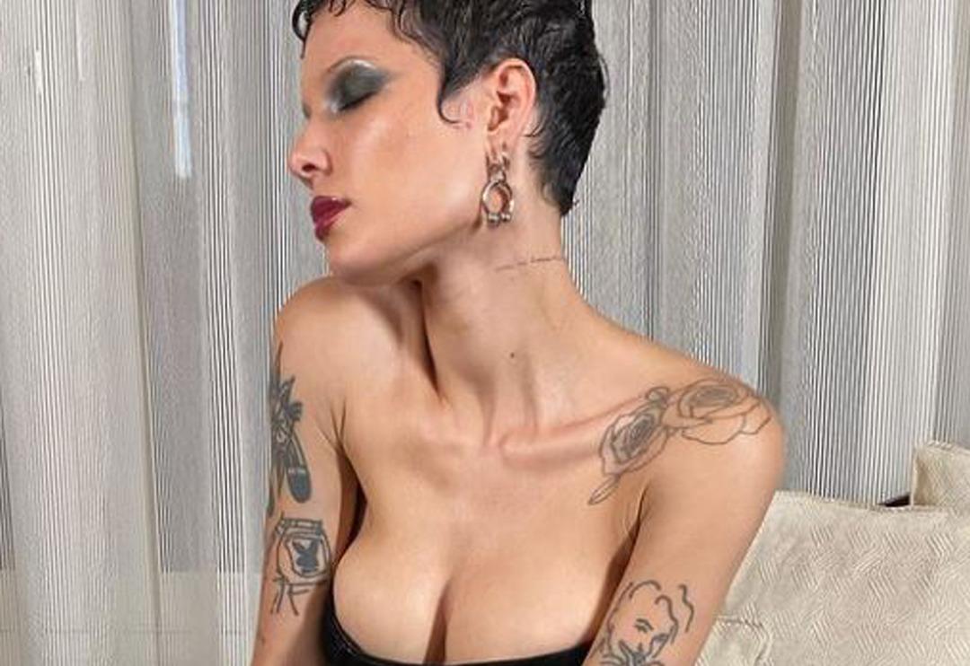Halsey tanga &uuml;st&uuml;ne transparan pantolon giydi! Hayal g&uuml;c&uuml; yorumu olay oldu