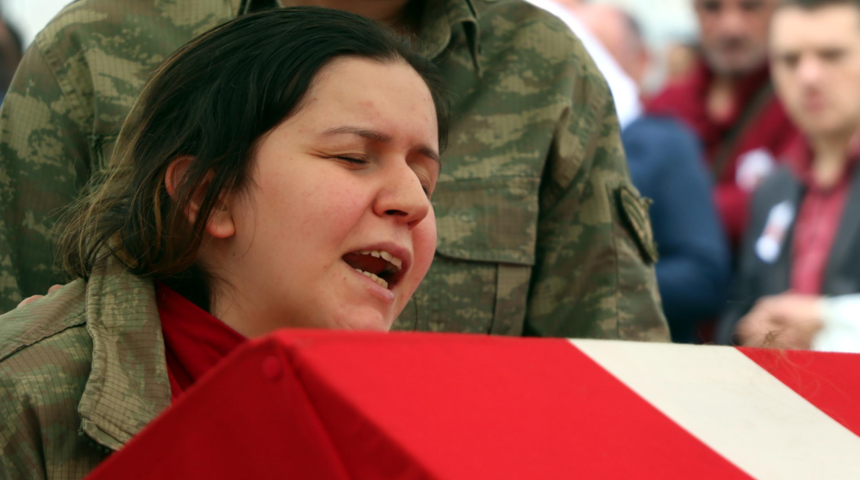 Şehidin eşinden duygulandıran sözler: Çiçek ekecek yaşta mezar taşı diktirdiler