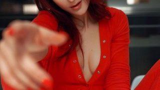 Sosyal medya fenomeni tribünü birbirine kattı! Futbol maçının ortasında soyunmaya başladı