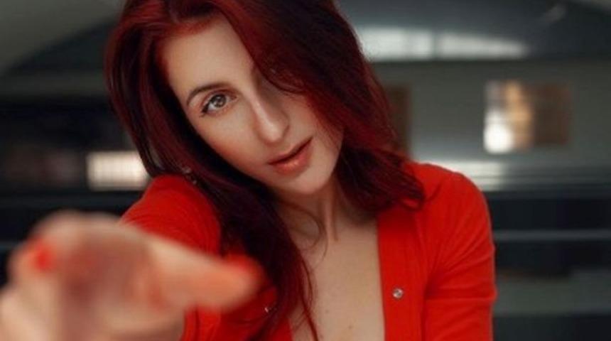 Sosyal medya fenomeni tribünü birbirine kattı! Futbol maçının ortasında soyunmaya başladı