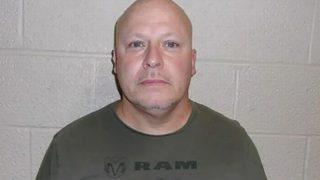 Canlı derste şoke oldular! Üvey babası soyunup...