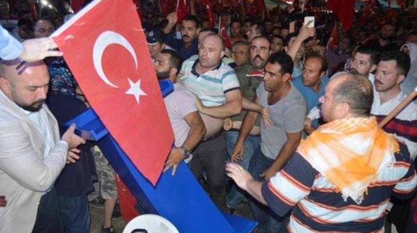 Demokrasi nöbetinde AK Parti ve CHP'liler karşı karşıya geldi