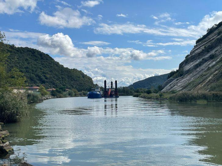 Bartın Irmağı taşkın riskine karşı tarak gemileriyle balçıktan temizleniyor G1