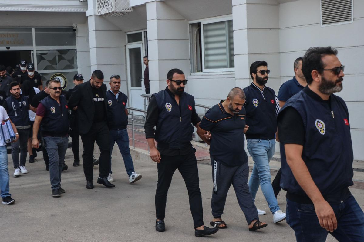 Mersin'deki &ccedil;ağrı merkezi &uuml;zerinden Almanları dolandırdıkları iddiasıyla 12 zanlı tutuklandı