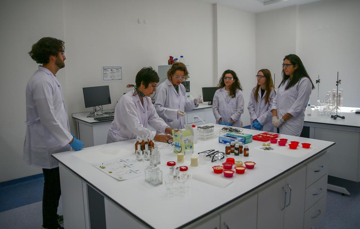 Dokuz Eyl&uuml;l &Uuml;niversitesinde hazırlanan DNA kolyeleriyle gen&ccedil;lerin dikkati teknolojiye &ccedil;ekilmeye &ccedil;alışılıyor