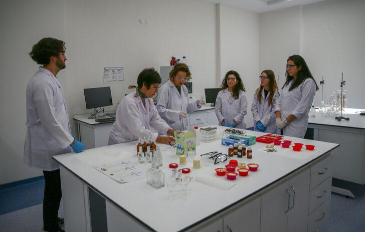 Dokuz Eylül Üniversitesinde hazırlanan DNA kolyeleriyle gençlerin dikkati teknolojiye çekilmeye çalışılıyor G1