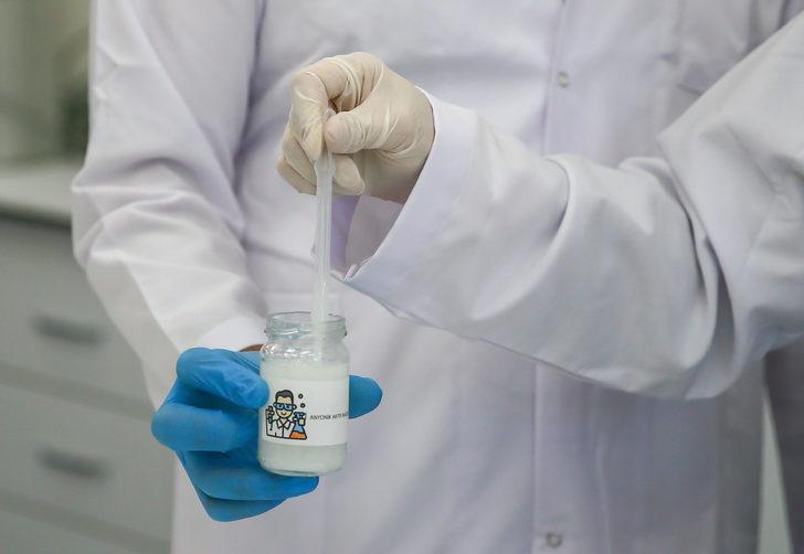 Dokuz Eylül Üniversitesinde hazırlanan DNA kolyeleriyle gençlerin dikkati teknolojiye çekilmeye çalışılıyor G2