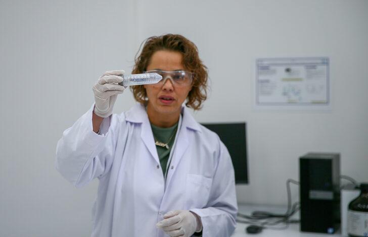 Dokuz Eylül Üniversitesinde hazırlanan DNA kolyeleriyle gençlerin dikkati teknolojiye çekilmeye çalışılıyor G5