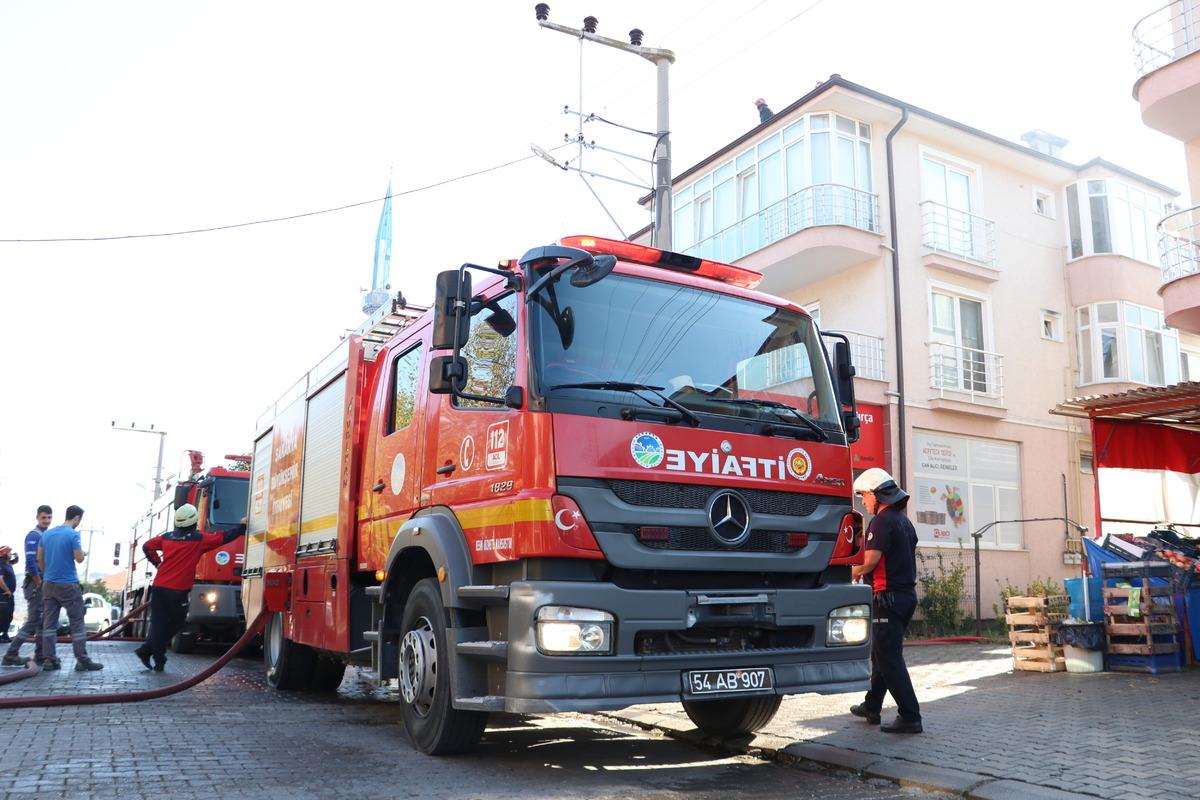 Sakarya'da bir apartmanın &ccedil;atısı yandı