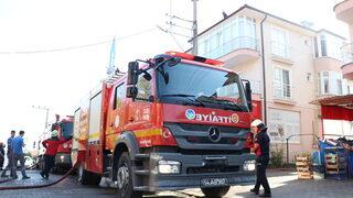 Sakarya'da bir apartmanın çatısı yandı