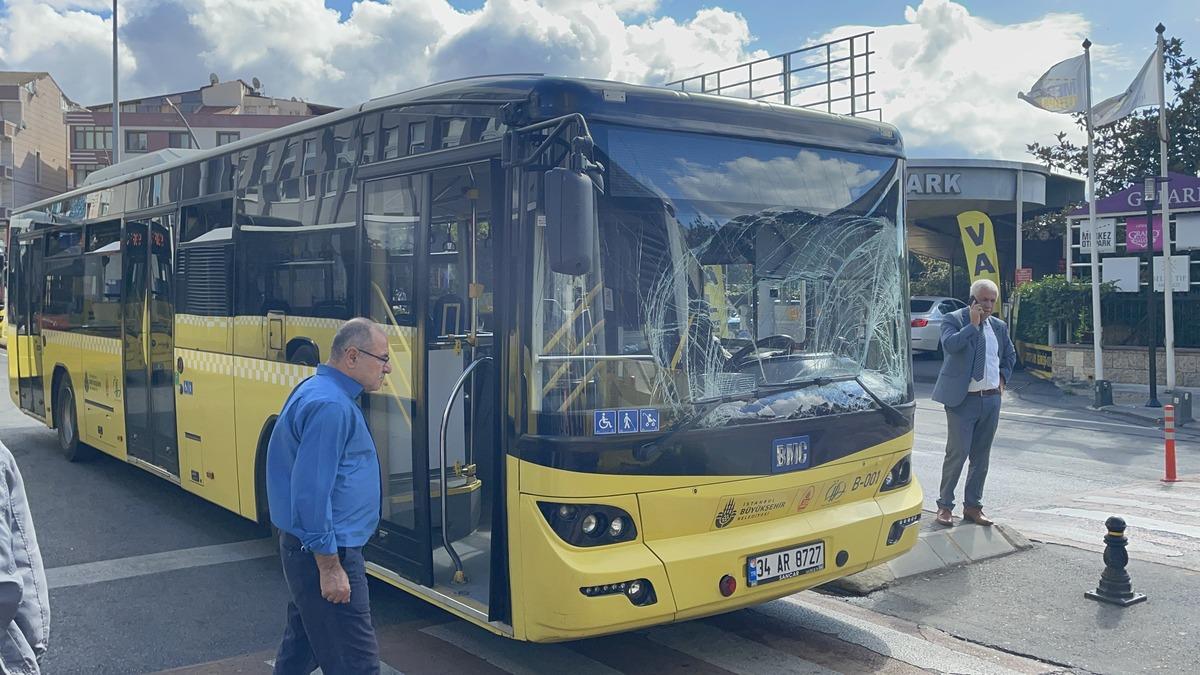 Gaziosmanpaşa'da 2 otob&uuml;s&uuml;n arasına sıkışan İETT şof&ouml;r&uuml; yaralandı