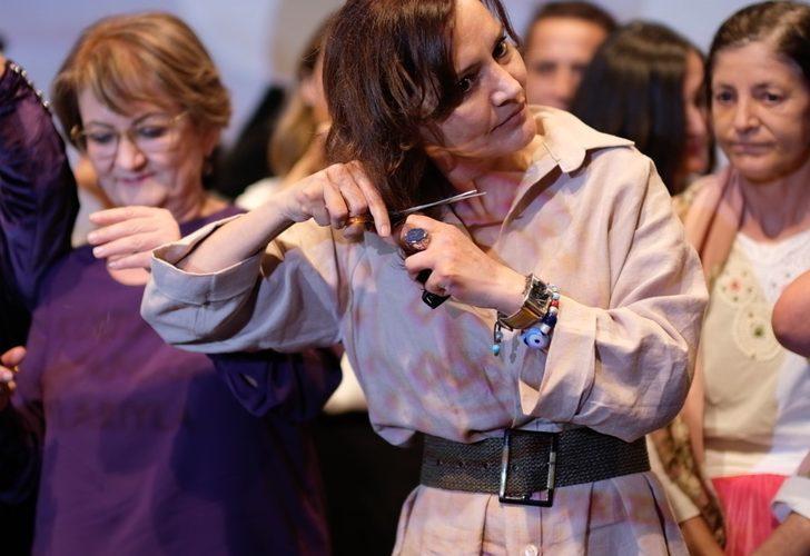 Antalya'da "Narperi'nin Bileziği" film ekibi, saçlarını keserek İranlı kadınlara destek oldu G1