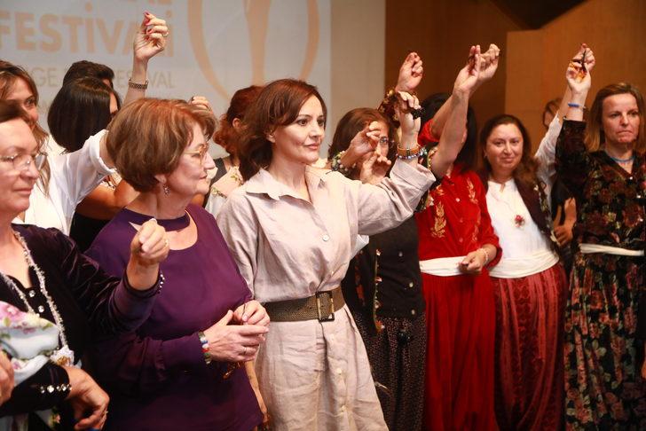 Antalya'da "Narperi'nin Bileziği" film ekibi, saçlarını keserek İranlı kadınlara destek oldu G2