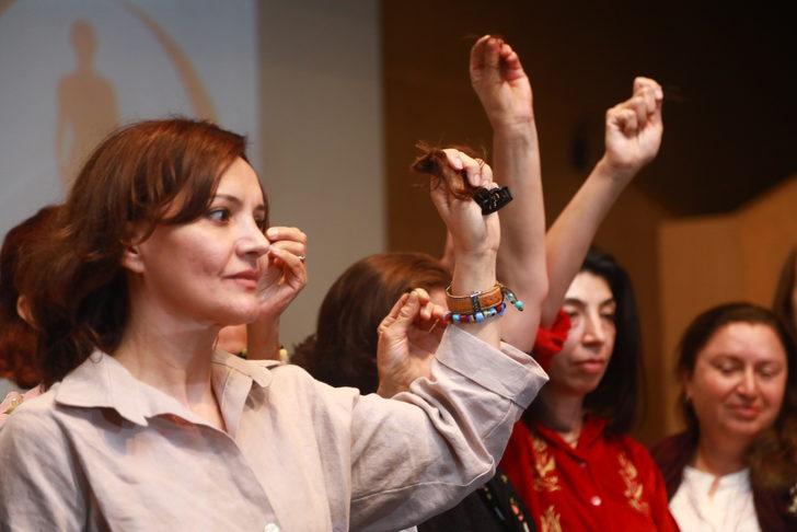 Antalya'da "Narperi'nin Bileziği" film ekibi, saçlarını keserek İranlı kadınlara destek oldu G3