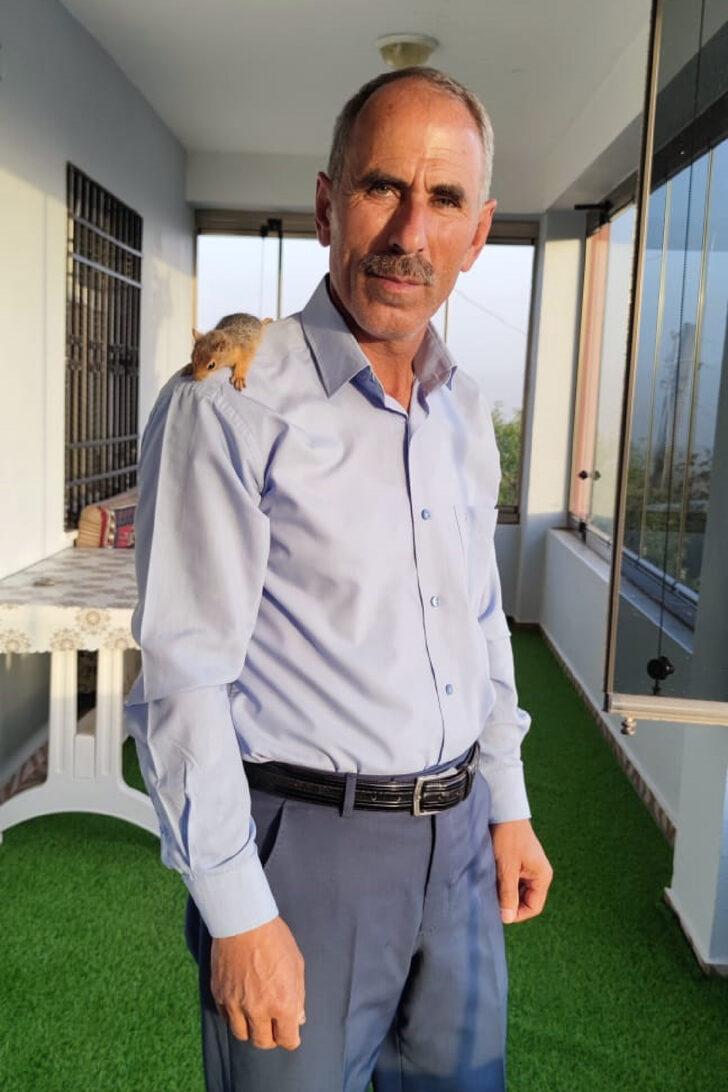 Elazığlı muhtar, sahiplendiği sincap yavrusunu enjektörle besliyor G2