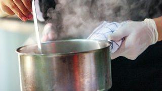 Kendi ellerinizle zehir hazırlıyorsunuz! Evde yapılan konserveleri yemenin sonucu ölümcül olabilir