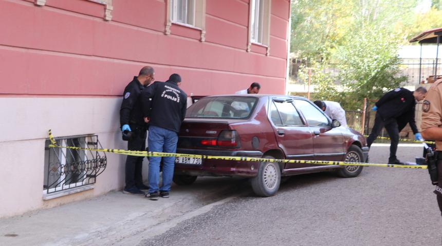 Erzurum'da otomobilin altında kalan çocuk ağır yaralandı