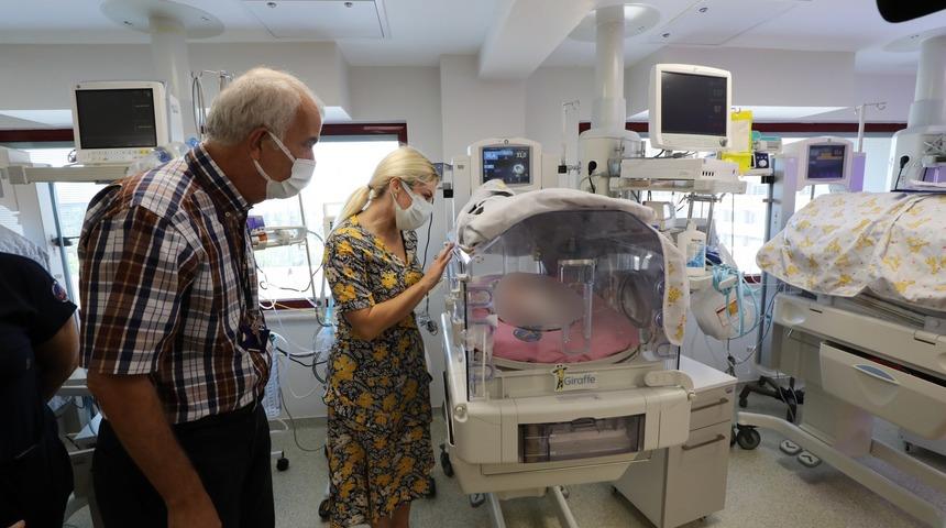 Türkiye'nin ikinci rahim nakliyle dünyaya gelen bebek ve annesinin tedavisi sürüyor