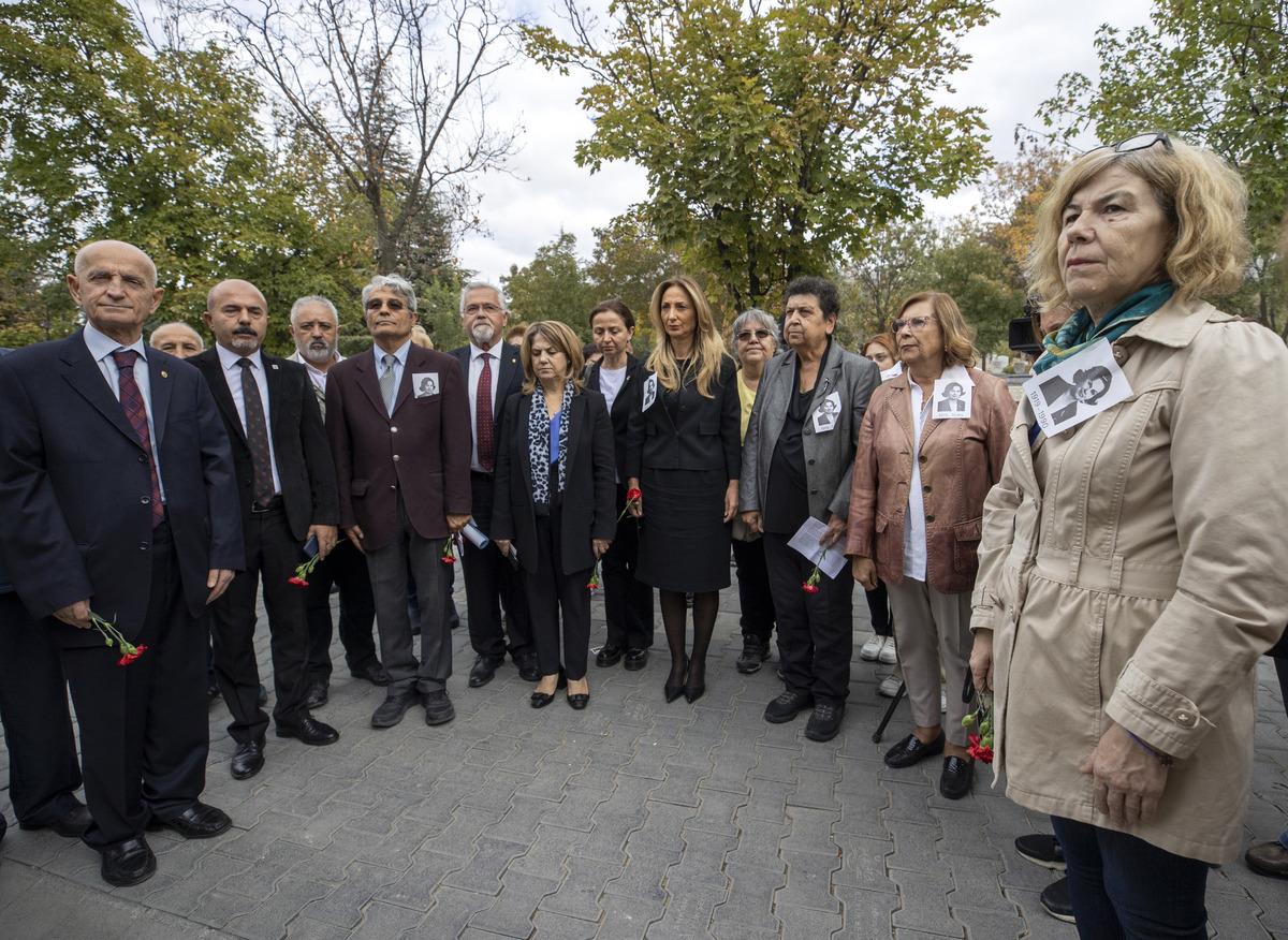 Bahriye &Uuml;&ccedil;ok, &ouml;l&uuml;m&uuml;n&uuml;n 32. yılında mezarı başında anıldı