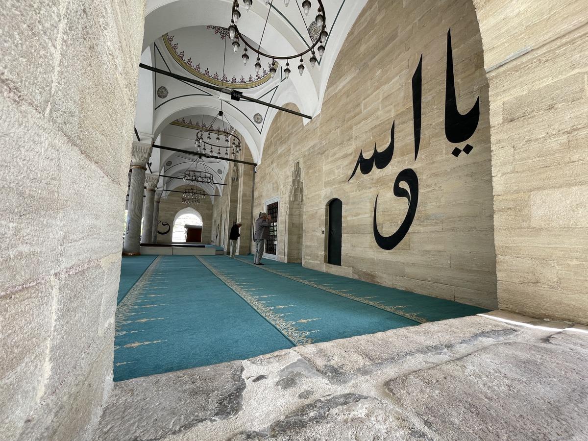 Tarihin izlerini taşıyan R&uuml;stem Paşa Camisi, d&ouml;neminin mimari &ouml;zelliklerini yansıtıyor