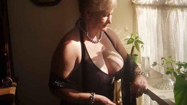 Sosyal medya fenomeninin kızı tepki gösterdi! “70 yaşındayım ve çıplak fotoğraflarımı satıyorum”