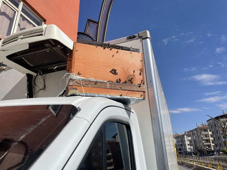 Aksaray'da kamyona çarpan tırdaki kovanlarda bulunan arılar çevredekilere zor anlar yaşattı G2