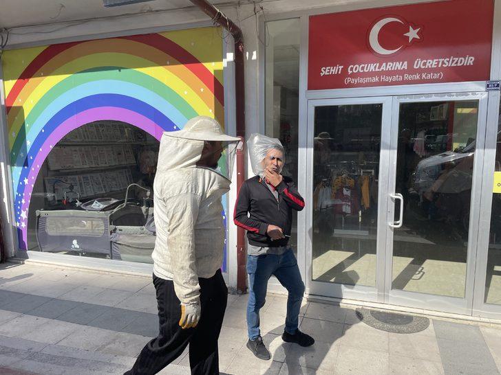Aksaray'da kamyona çarpan tırdaki kovanlarda bulunan arılar çevredekilere zor anlar yaşattı G3