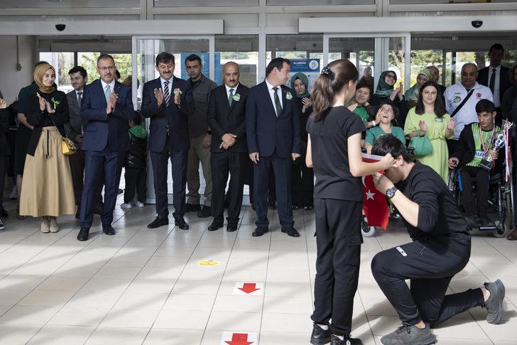 Bakan Kasapoğlu, serebral palsili çocuklarla bir araya geldi G2