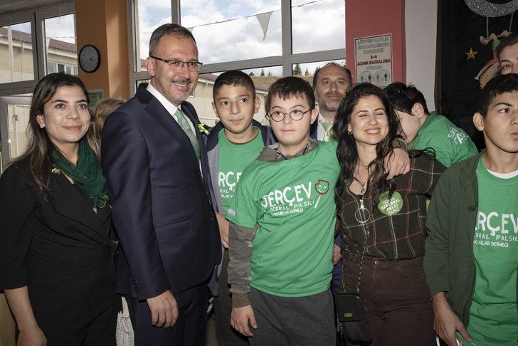 Bakan Kasapoğlu, serebral palsili çocuklarla bir araya geldi G3