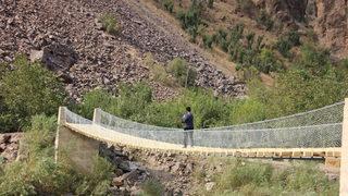 Hakkari'de Zap Suyu'nu salla geçen köylüler için asma köprü yapıldı