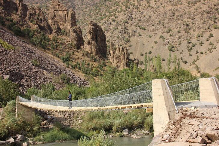 Hakkari'de Zap Suyu'nu salla geçen köylüler için asma köprü yapıldı G2