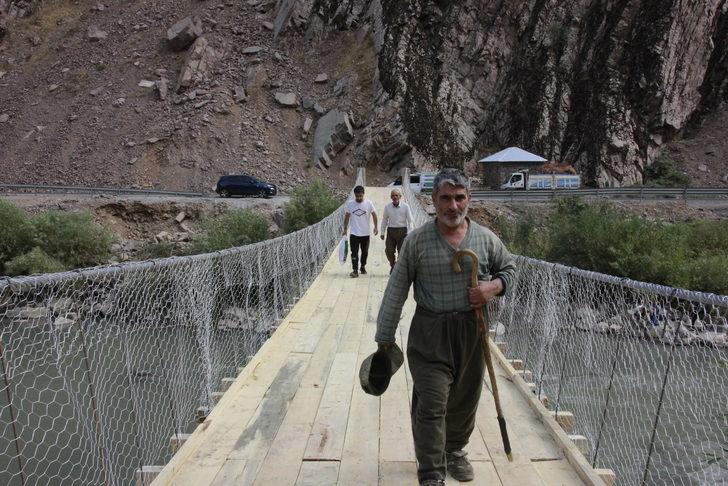 Hakkari'de Zap Suyu'nu salla geçen köylüler için asma köprü yapıldı G3