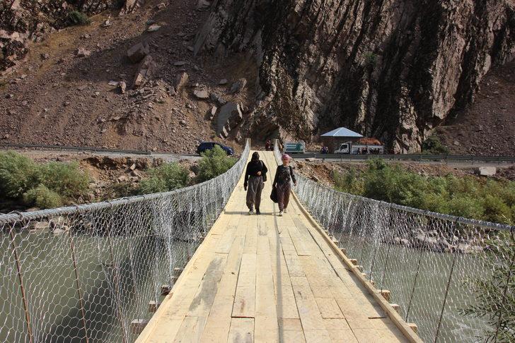 Hakkari'de Zap Suyu'nu salla geçen köylüler için asma köprü yapıldı G4