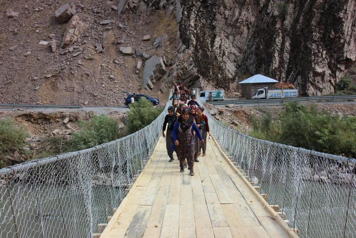 Hakkari'de Zap Suyu'nu salla geçen köylüler için asma köprü yapıldı G5