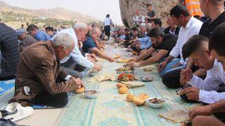Üç asırdır devam eden gelenek! Her sene aynı tarihte aynı yerde bir araya geliyorlar: İnanışımıza göre burada vefat edenler...