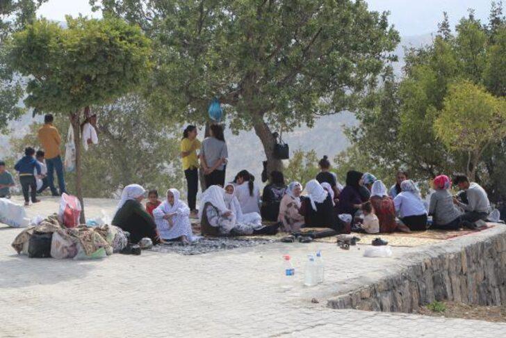 Üç asırdır devam eden gelenek! Her sene aynı tarihte aynı yerde bir araya geliyorlar: "İnanışımıza göre burada vefat edenler..." G2