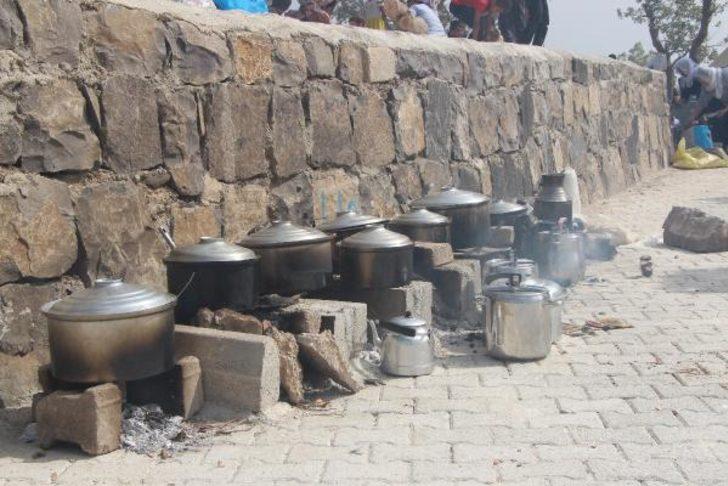 Üç asırdır devam eden gelenek! Her sene aynı tarihte aynı yerde bir araya geliyorlar: "İnanışımıza göre burada vefat edenler..." G3