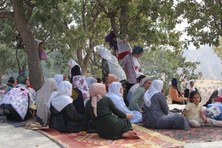 Üç asırdır devam eden gelenek! Her sene aynı tarihte aynı yerde bir araya geliyorlar: "İnanışımıza göre burada vefat edenler..." G4