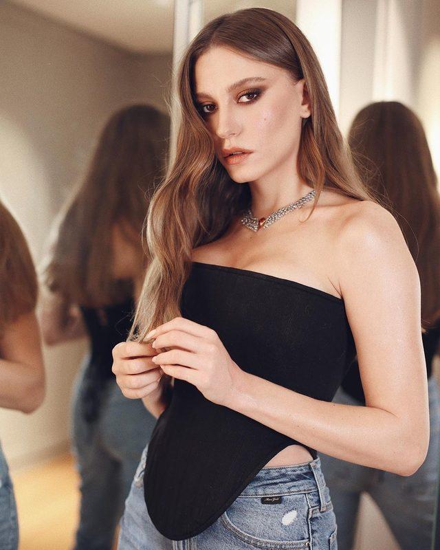 Serenay Sarıkaya göğüs dekolteli pozlarıyla nefes kesti! 'Her beğeni bir maşallah!'