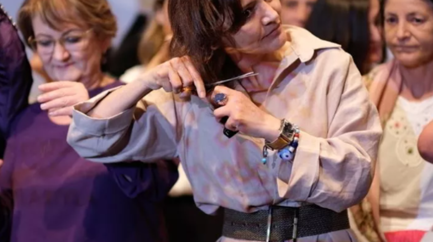 Antalya'da "Narperi'nin Bileziği" film ekibi, saçlarını keserek İranlı kadınlara destek oldu