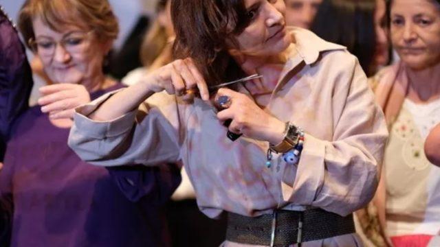 Antalya'da Narperi'nin Bileziği film ekibi, saçlarını keserek İranlı kadınlara destek oldu