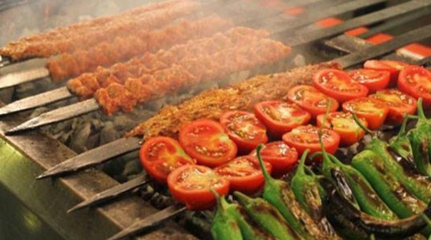 FETÖ'den aranan FEM Dershanesi ortağı kebapçıda paketçilik yaparken yakalandı