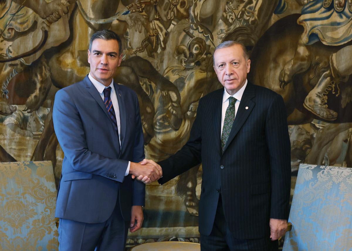Cumhurbaşkanı Erdoğan, Prag'da İspanya Başbakanı Sanchez'i kabul etti