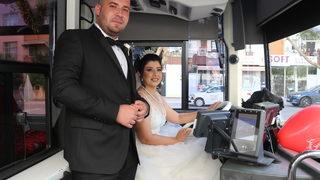 Şoför çift belediye otobüsünü gelin arabası yaptı