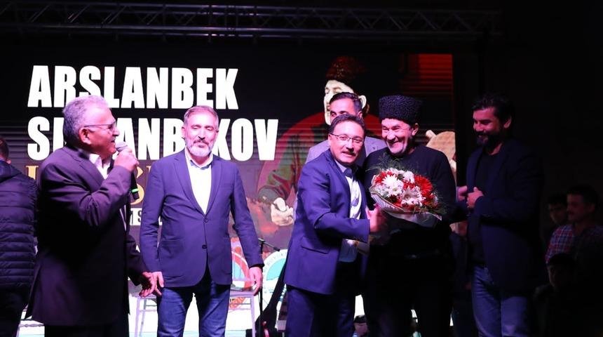Kırgız halk ozanı Sultanbekov 8 asırlık Sultanhanı Kervansarayı'nda konser verdi