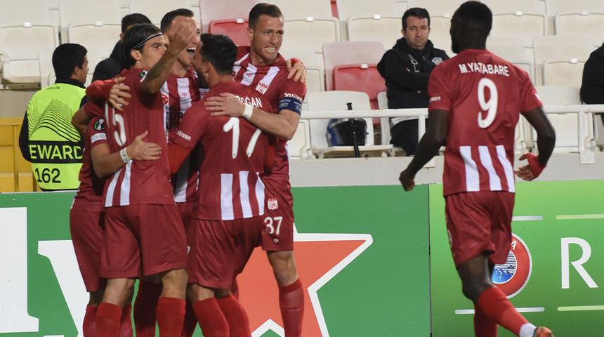 Sivasspor Ballkani'ye 4-3 mağlup oldu! Yiğido yenilse de tarihe geçti