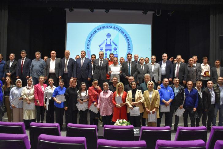 Trabzon'da 108 kişi törenle usta öğretici belgesi aldı G4