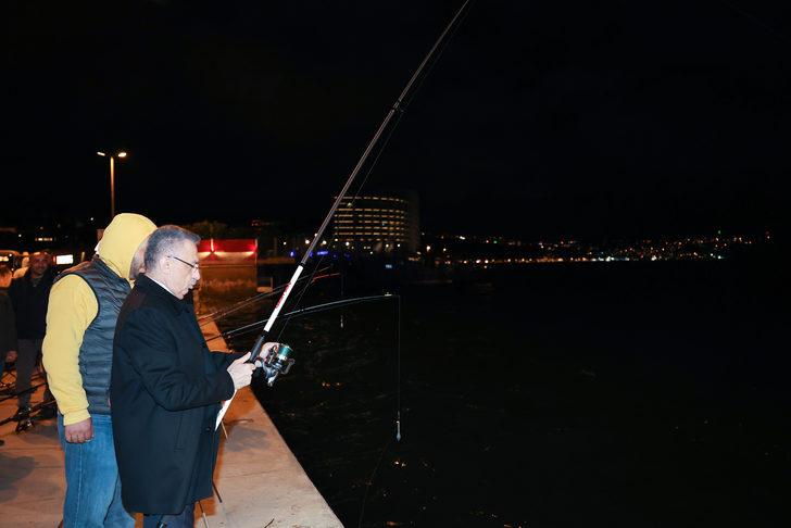 Cumhurbaşkanı Yardımcısı Oktay, Sarıyer'de vatandaşlarla balık tuttu G3