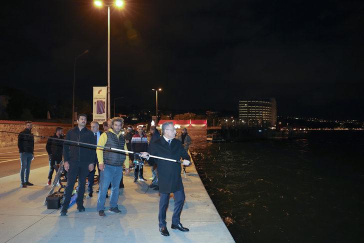 Cumhurbaşkanı Yardımcısı Oktay, Sarıyer'de vatandaşlarla balık tuttu G2