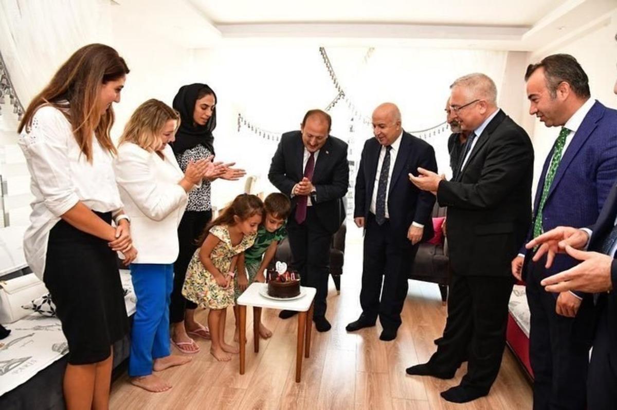 Mersin Valisi Pehlivan'dan şehit Sedat Gezer'in oğluna doğum g&uuml;n&uuml; s&uuml;rprizi